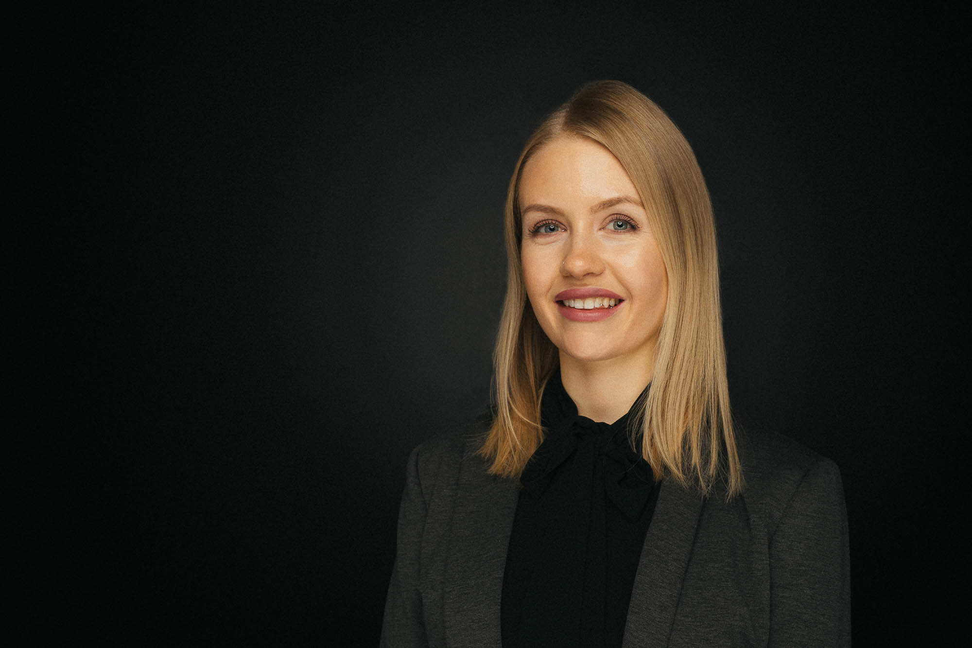 Export x3 Headshot  06070 Dez 01 2019 Bearbeitet 2 Headshots 2019  Miro Nicole Nadine